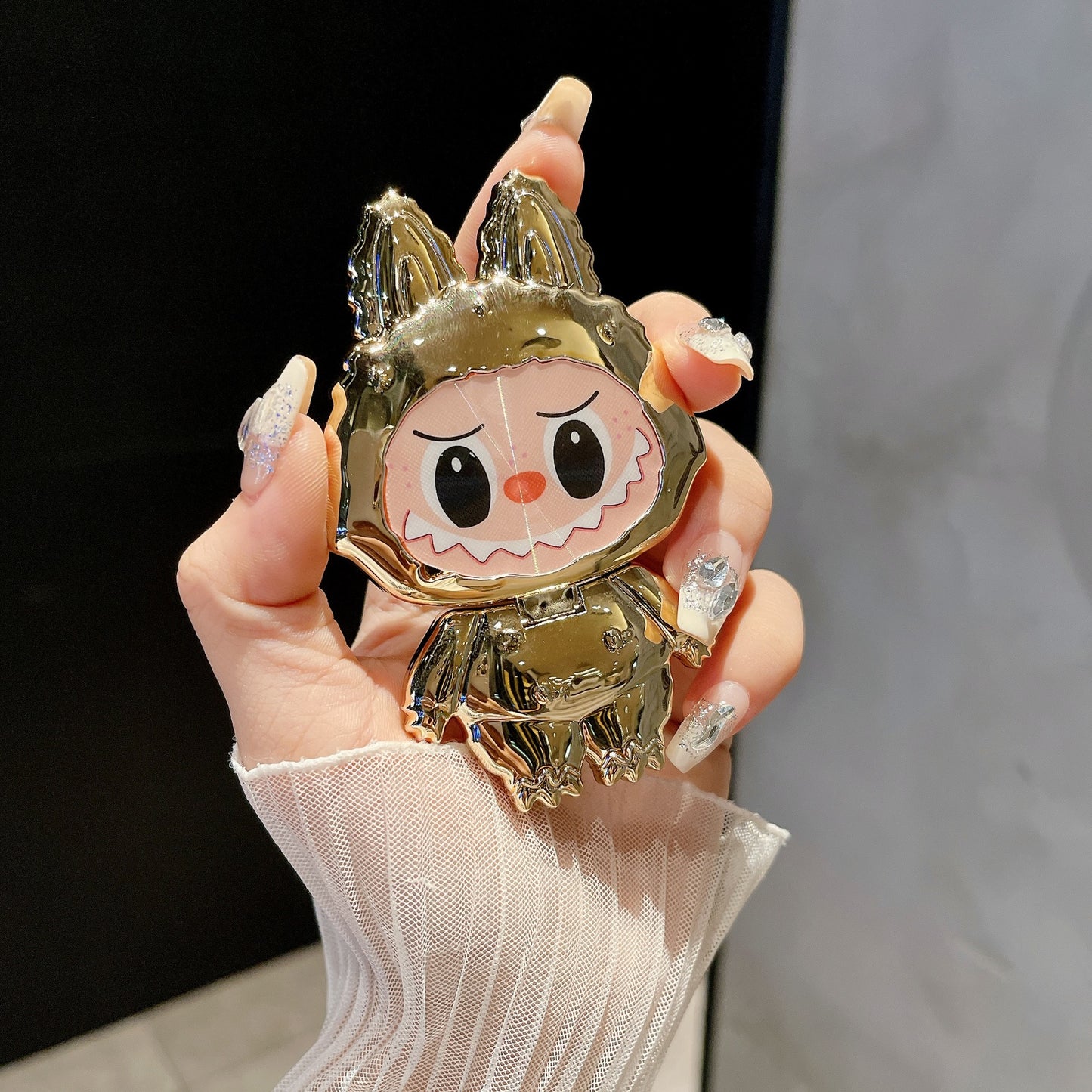 Suport pentru telefon cu oglindă rotativă în stil Labubu – drăguț, funcțional și portabil