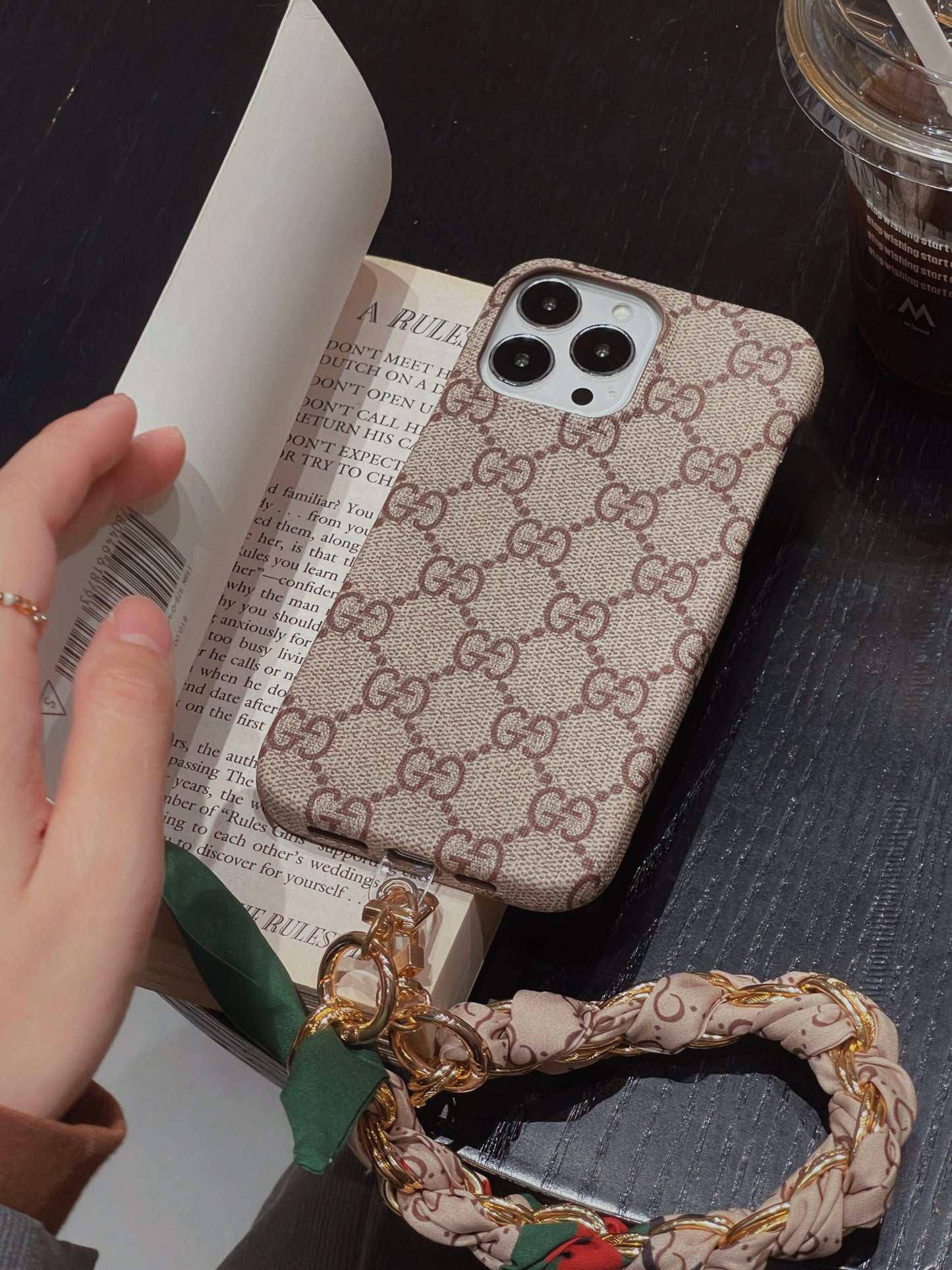 Lou Silk Bristand Case Iphone