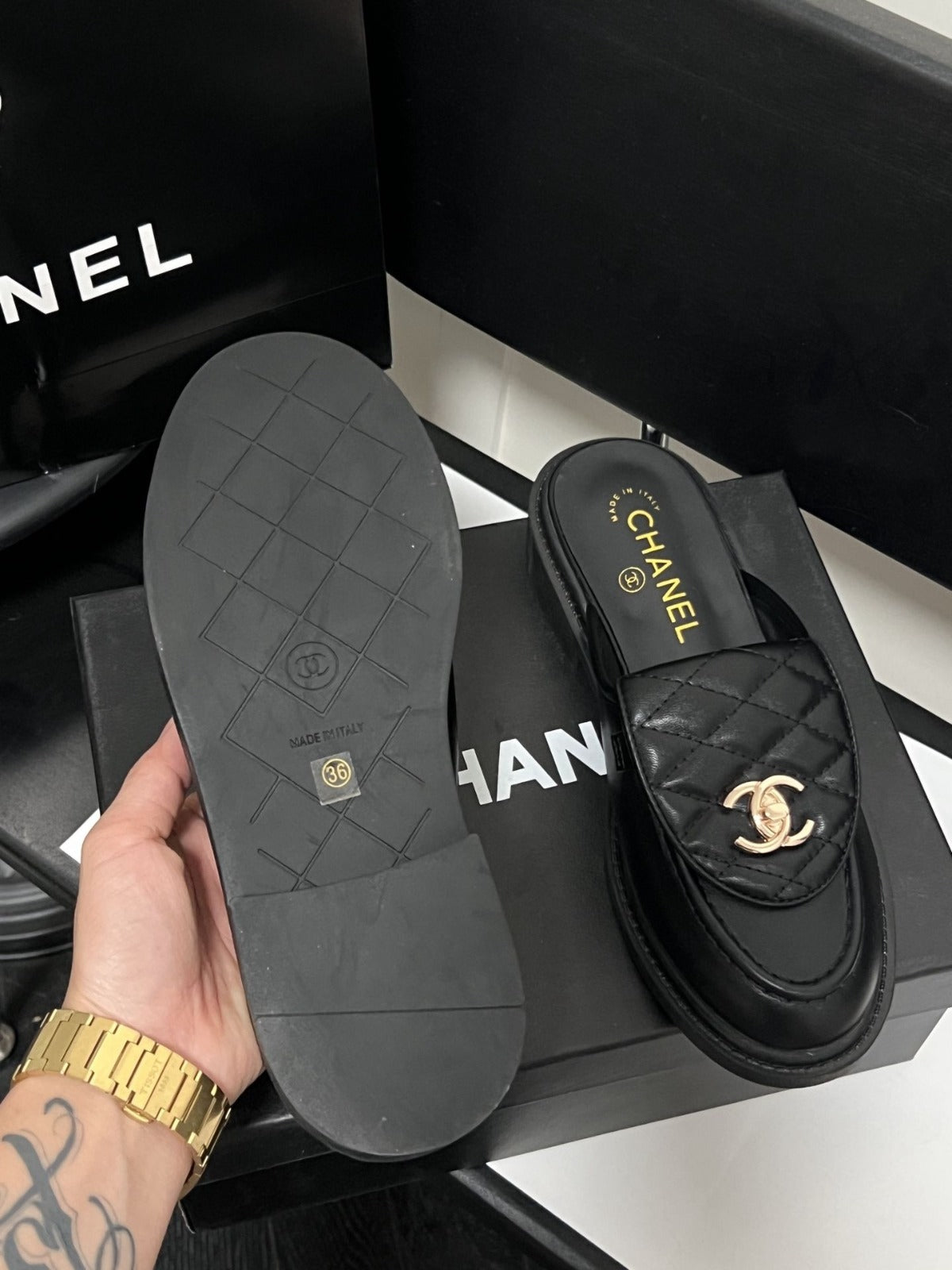 Ελαφριά Πολυτελή Καπιτονέ Μεταλλική Πόρπη Mules