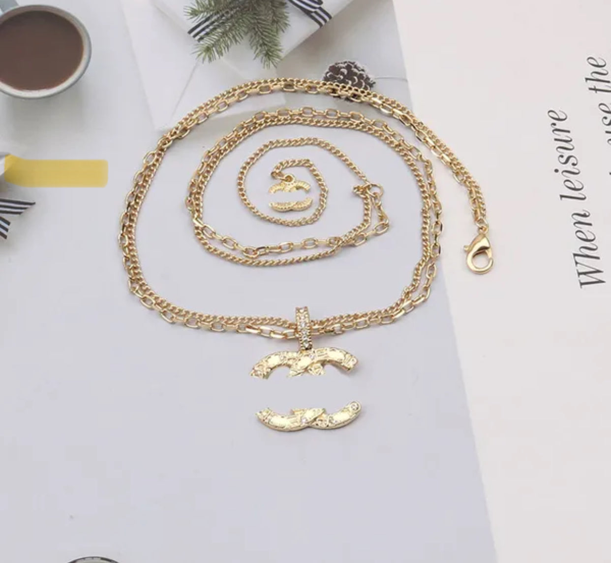 Collana con lettera CC di design