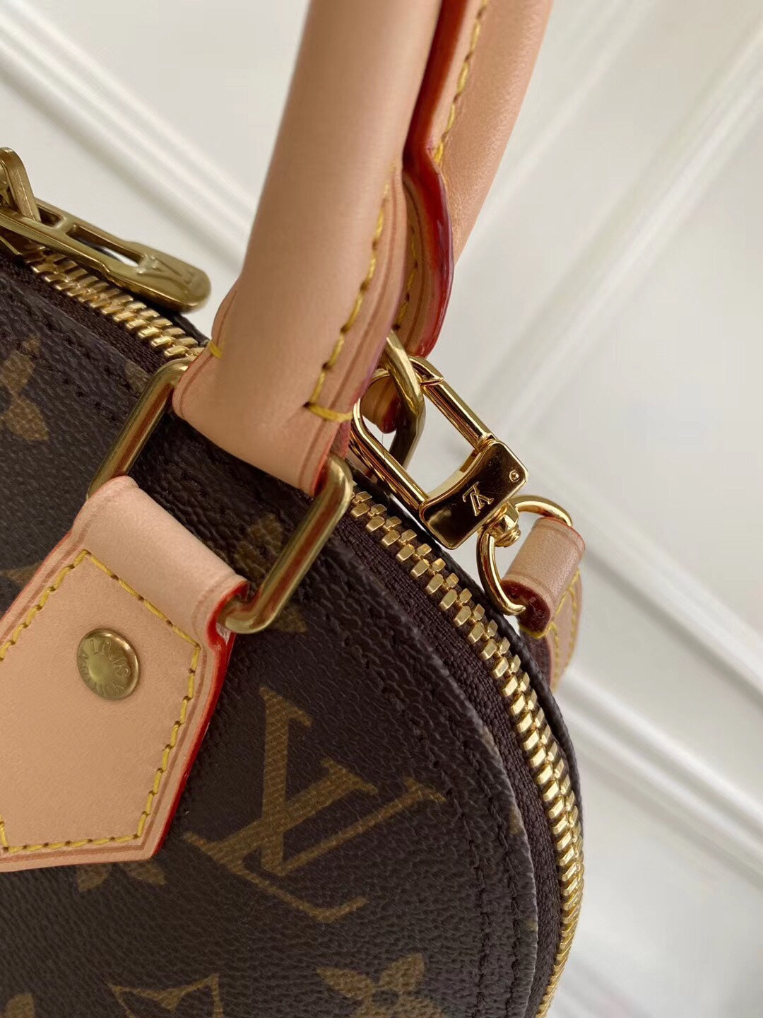 Klasszikus és stílusos Alma táska