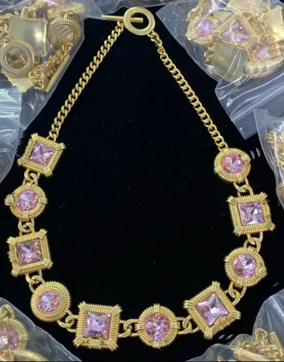 Luksusowo zaprojektowany choker w różowe diamenty