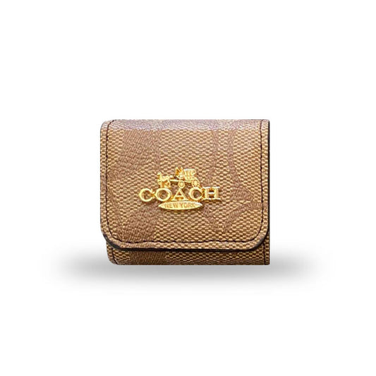 Luksusowe etui Coach AirPods Pro w kolorze jasnobrązowym – LGK240425