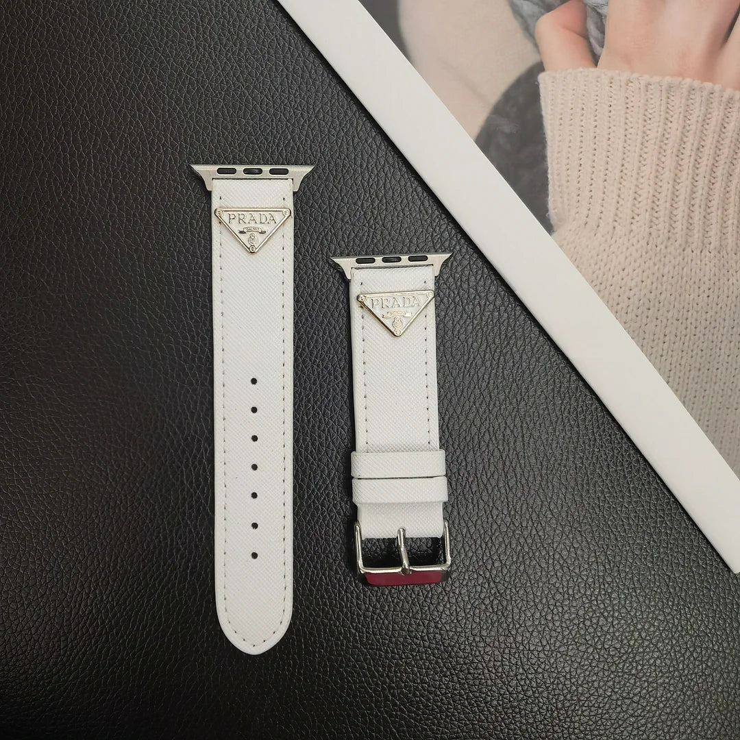 Cinturino per Apple Watch in pelle con etichetta monogramma doppio triangolo