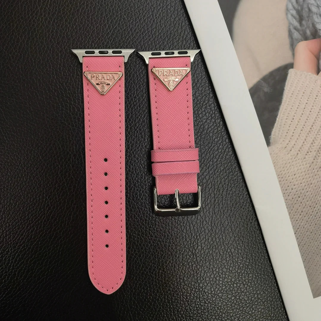 Cinturino per Apple Watch in pelle con etichetta monogramma doppio triangolo