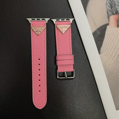 Cinturino per Apple Watch in pelle con etichetta monogramma doppio triangolo