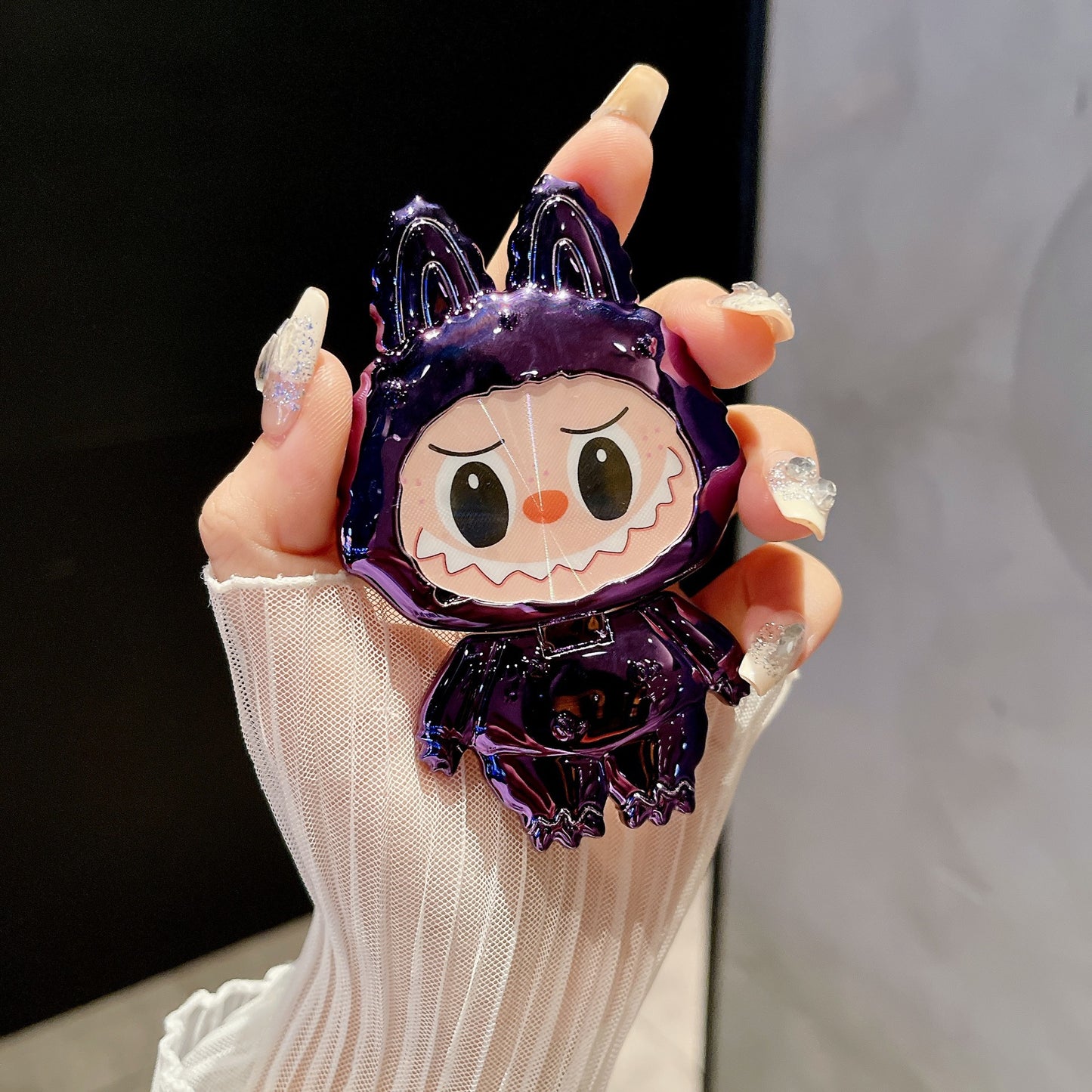 Suport pentru telefon cu oglindă rotativă în stil Labubu – drăguț, funcțional și portabil