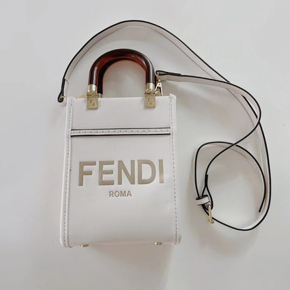 Klasszikus hordtáska Crossbody pánttal