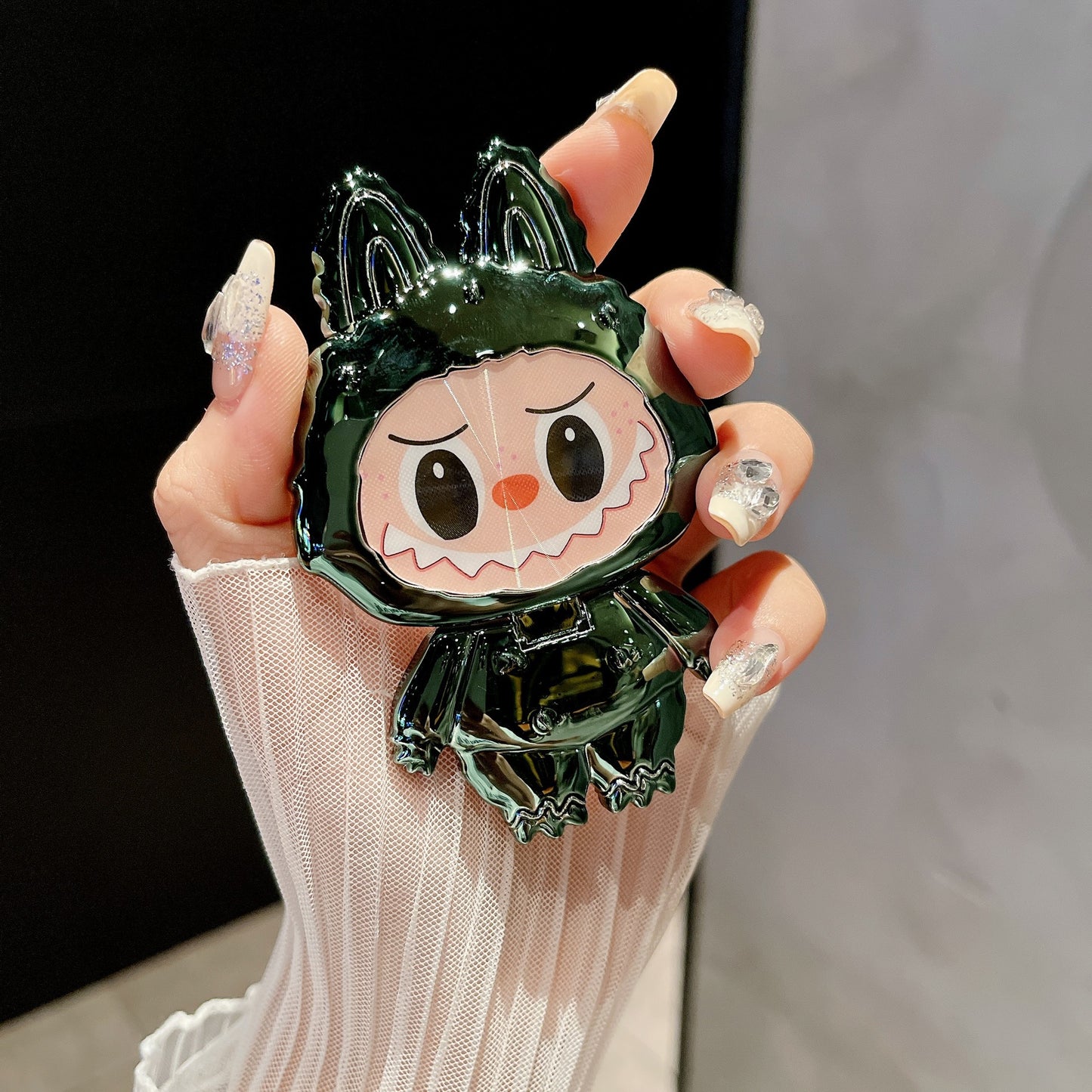 Suport pentru telefon cu oglindă rotativă în stil Labubu – drăguț, funcțional și portabil