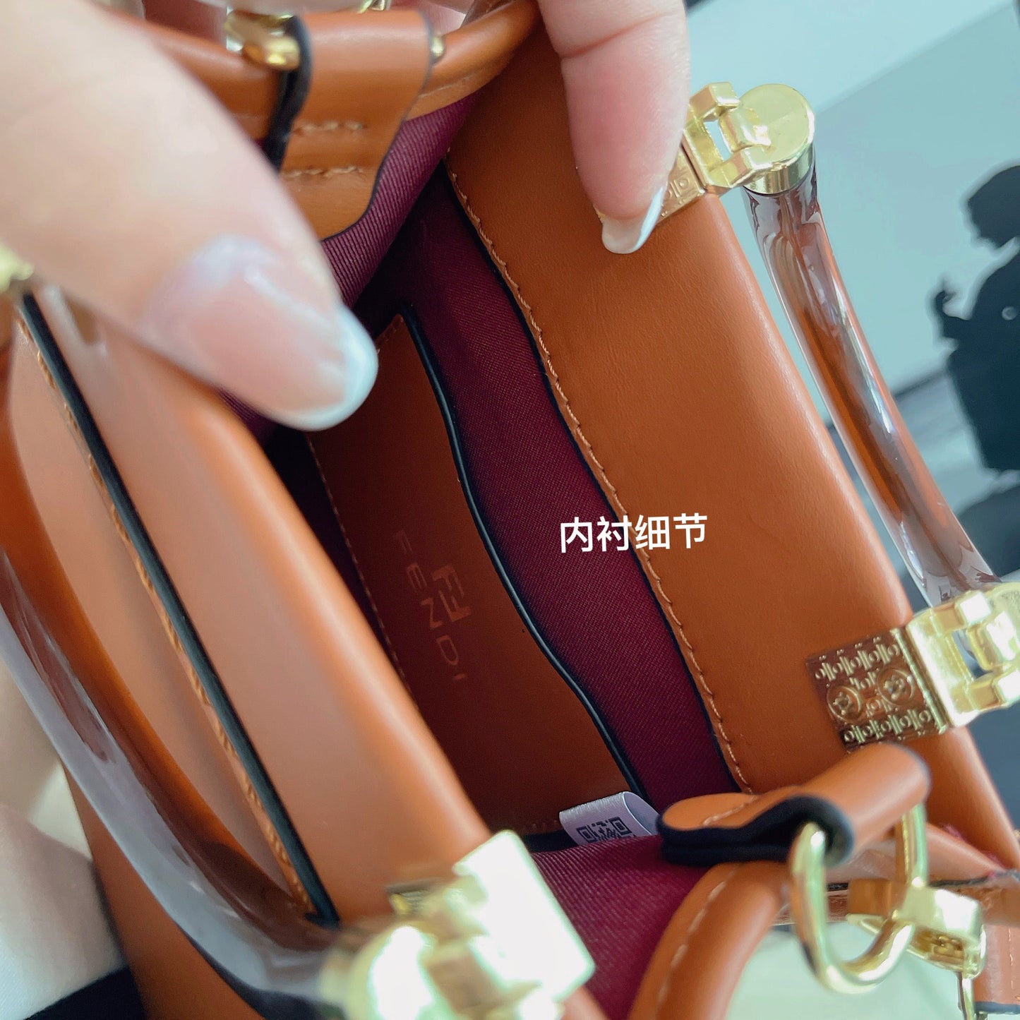 Klasszikus hordtáska Crossbody pánttal