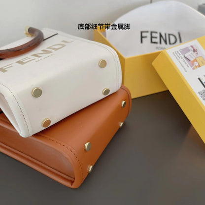 Klasszikus hordtáska Crossbody pánttal