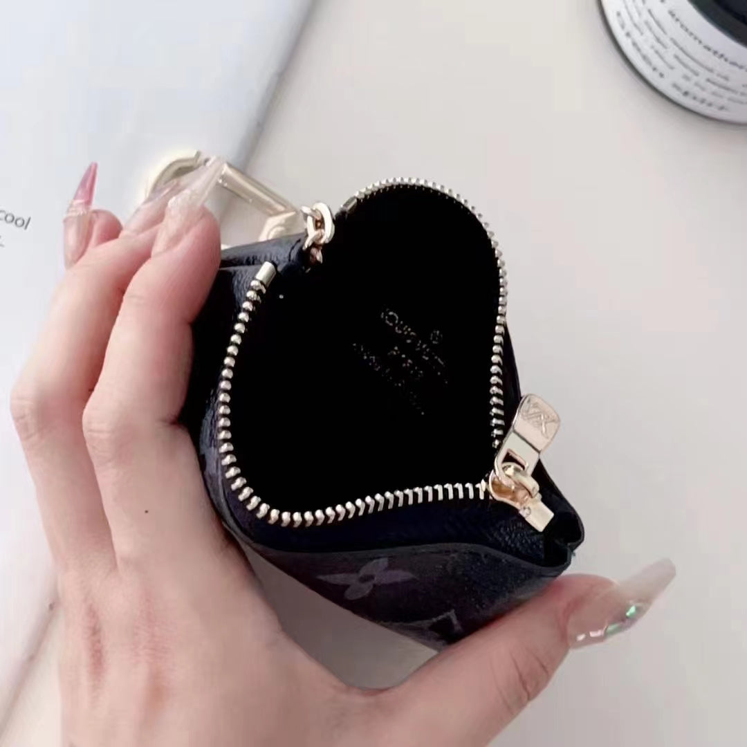 チェーン クリップ付きの高級ルーにインスピレーションを得たモノグラム コイン ポーチ コレクション