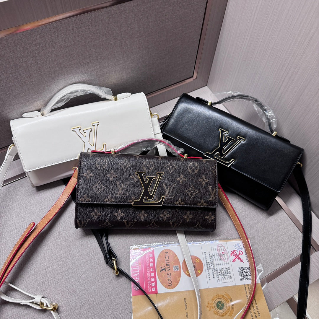 リュクスな質感のレザーハンドバッグ