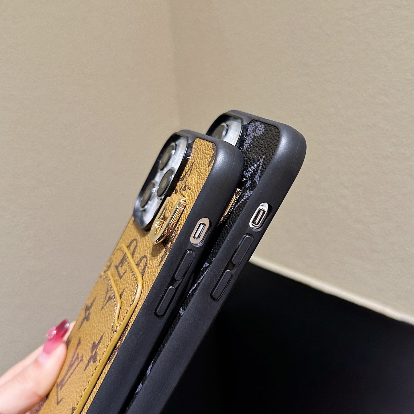 Custodia per iPhone in pelle con portacarte Lou