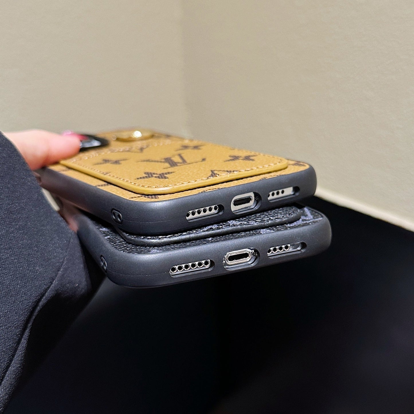 Custodia per iPhone in pelle con portacarte Lou