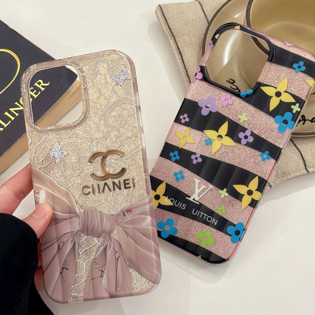 Chic Elegance: Πολυτελής θήκη iPhone διακοσμημένη με μαργαριτάρια