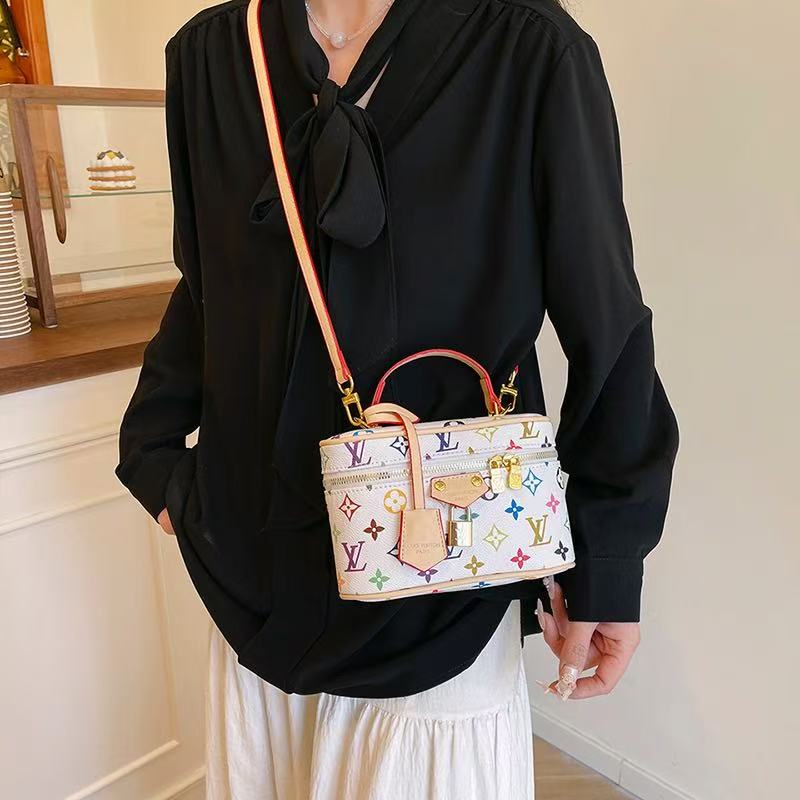 Vintage-Inspired Box -käsilaukku – Elegant Monogram Tote Box