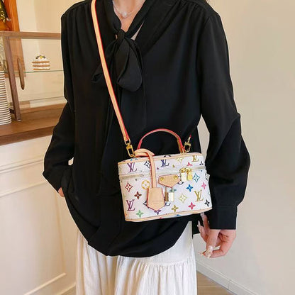 Vintage-Inspired Box -käsilaukku – Elegant Monogram Tote Box