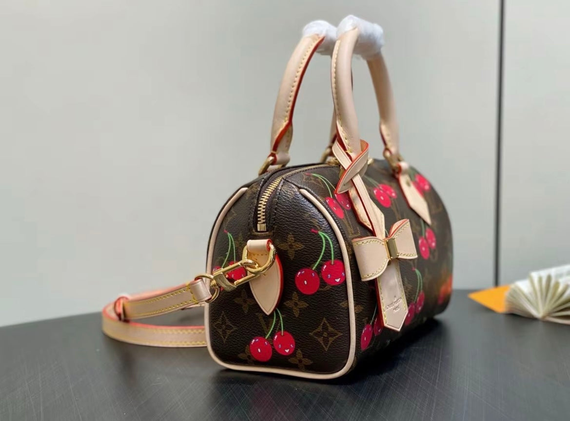 🌟 L-チェリーキーホルダー：キュート＋ラグジュアリー、オールインワン 🍒✨