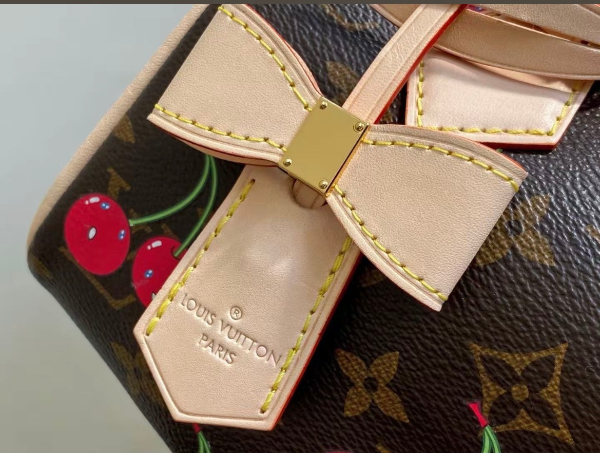 🌟 L-チェリーキーホルダー：キュート＋ラグジュアリー、オールインワン 🍒✨