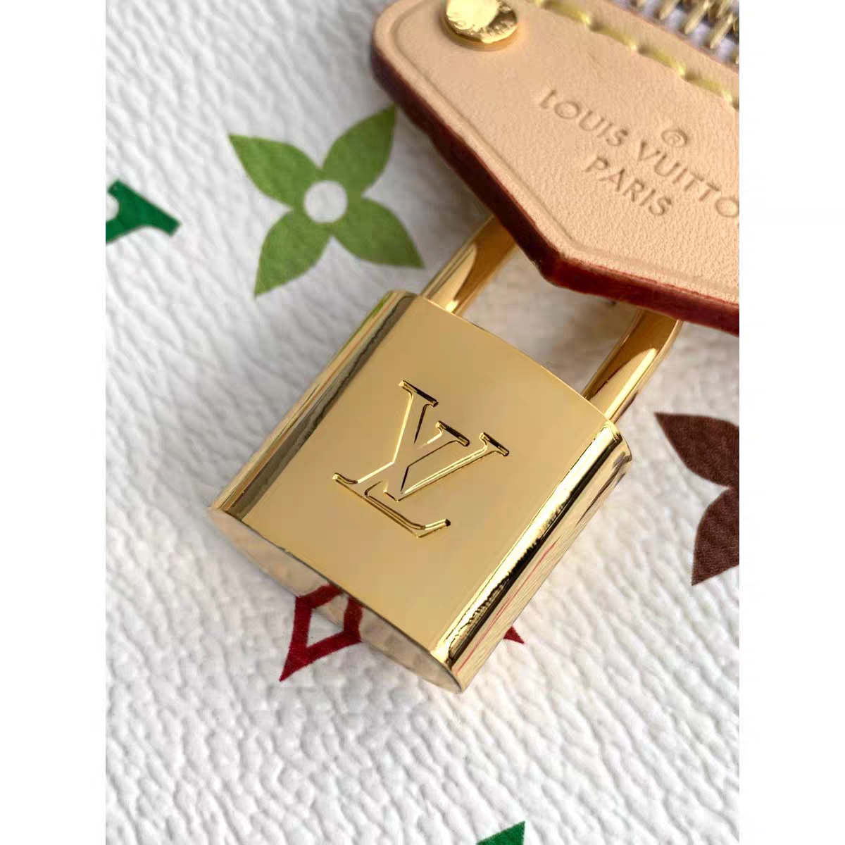 Vintage-Inspired Box -käsilaukku – Elegant Monogram Tote Box