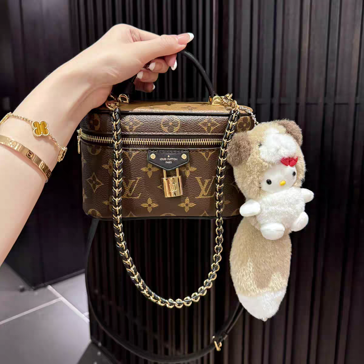 Vintage-Inspired Box -käsilaukku – Elegant Monogram Tote Box