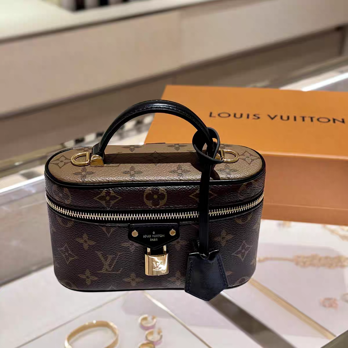 Vintage-Inspired Box -käsilaukku – Elegant Monogram Tote Box