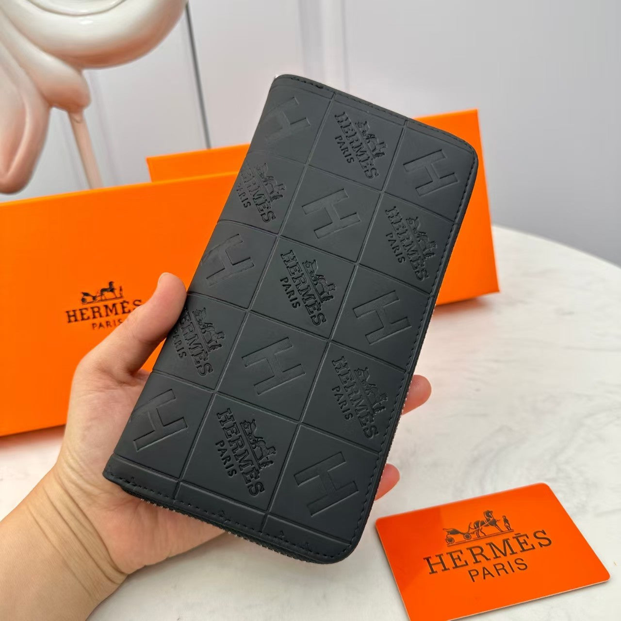 H Fekete dombornyomott bőr pénztárca