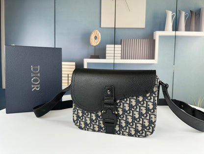 Klasszikus steppelt láncos válltáska