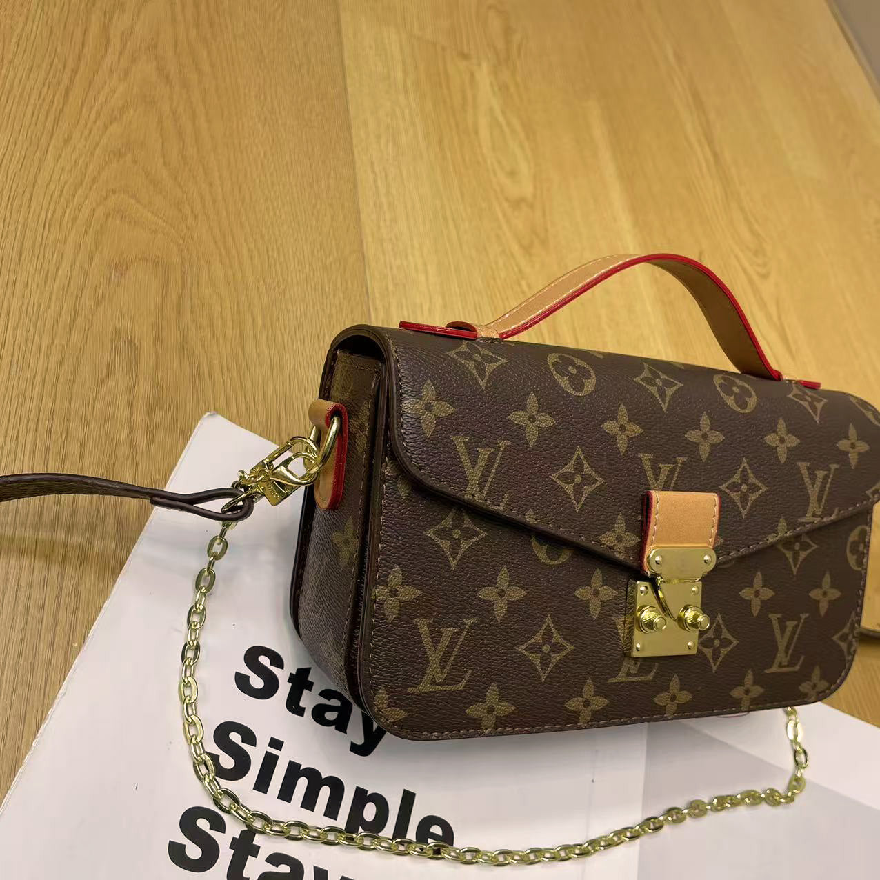 Vintage zárláncos válltáska – klasszikus monogramos kivitel