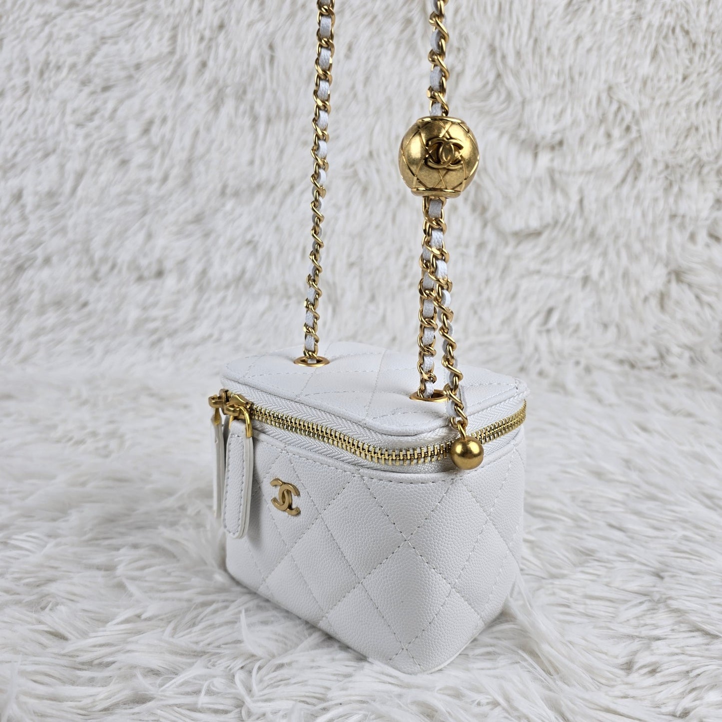 White Quilted Leather Mini Vanity Bag with Gold Chain – Elegant Designer Crossbody
