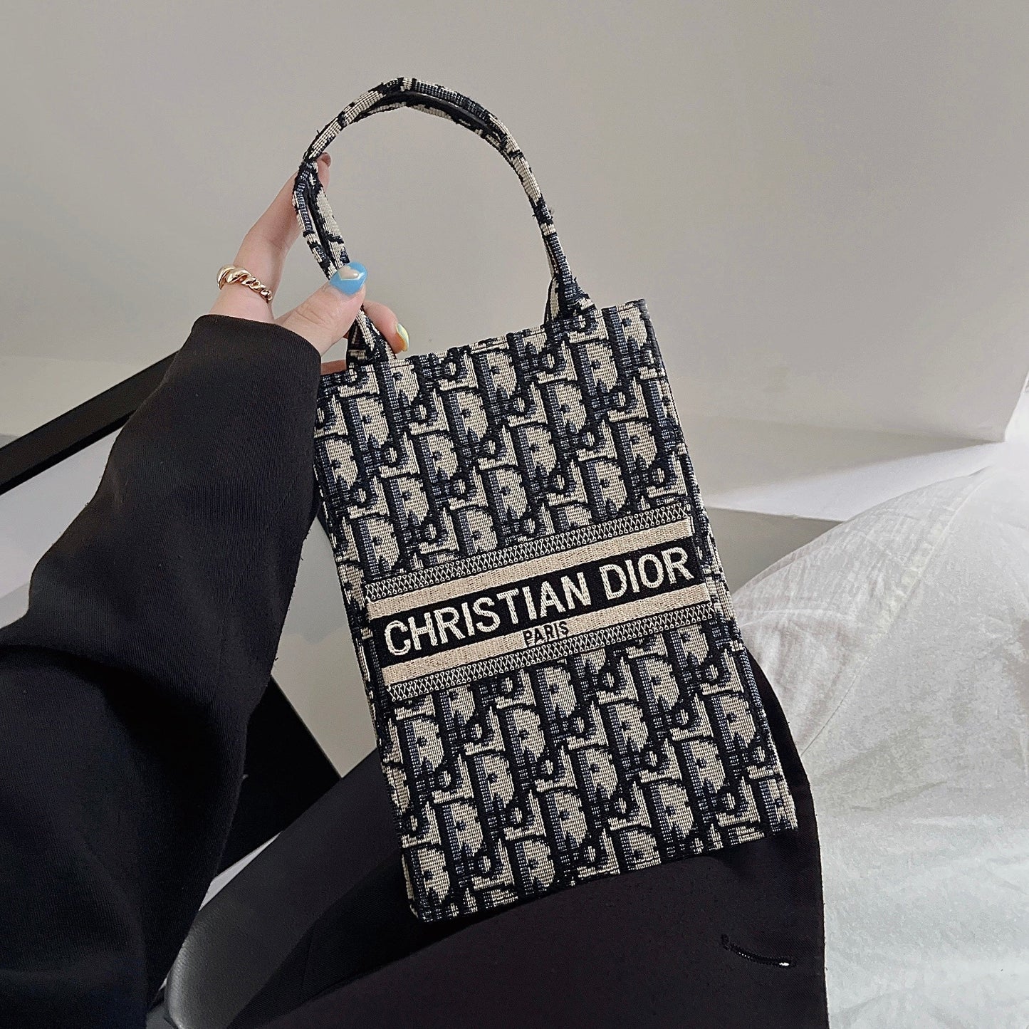 Geantă tote clasică cu curea încrucișată