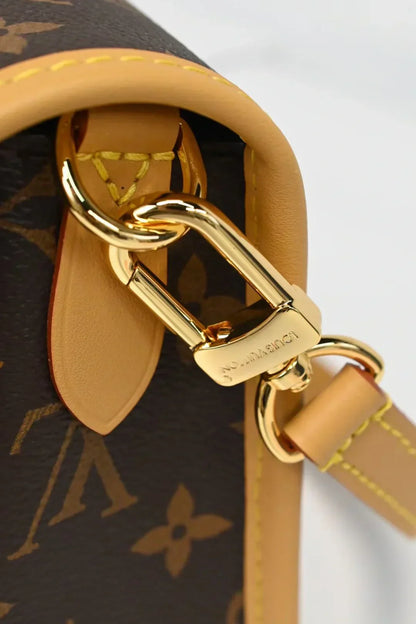 Vintage-Inspired Box Hand bag