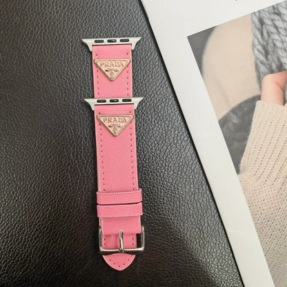Cinturino per Apple Watch in pelle con etichetta monogramma doppio triangolo