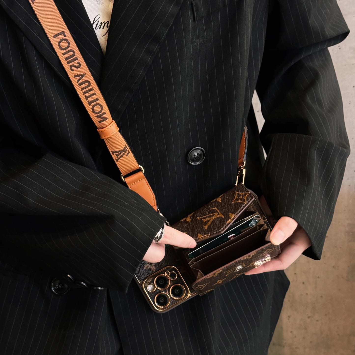 Edistyksellinen nahkainen iPhone-kotelo, jossa lompakko ja ruskea hihna