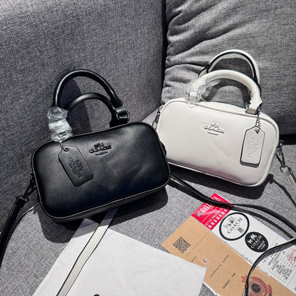 エレガントなレザーハンドバッグ：軽い贅沢のタッチ