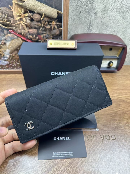 クラシックなダイヤモンド格子模様のメガネケース、メタルアクセント付き