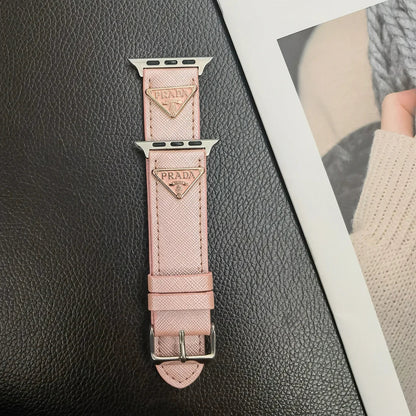 Cinturino per Apple Watch in pelle con etichetta monogramma doppio triangolo