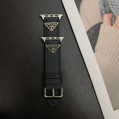 Cinturino per Apple Watch in pelle con etichetta monogramma doppio triangolo