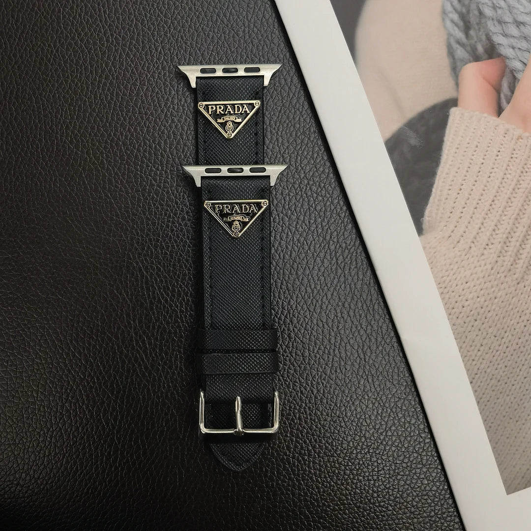 Cinturino per Apple Watch in pelle con etichetta monogramma doppio triangolo