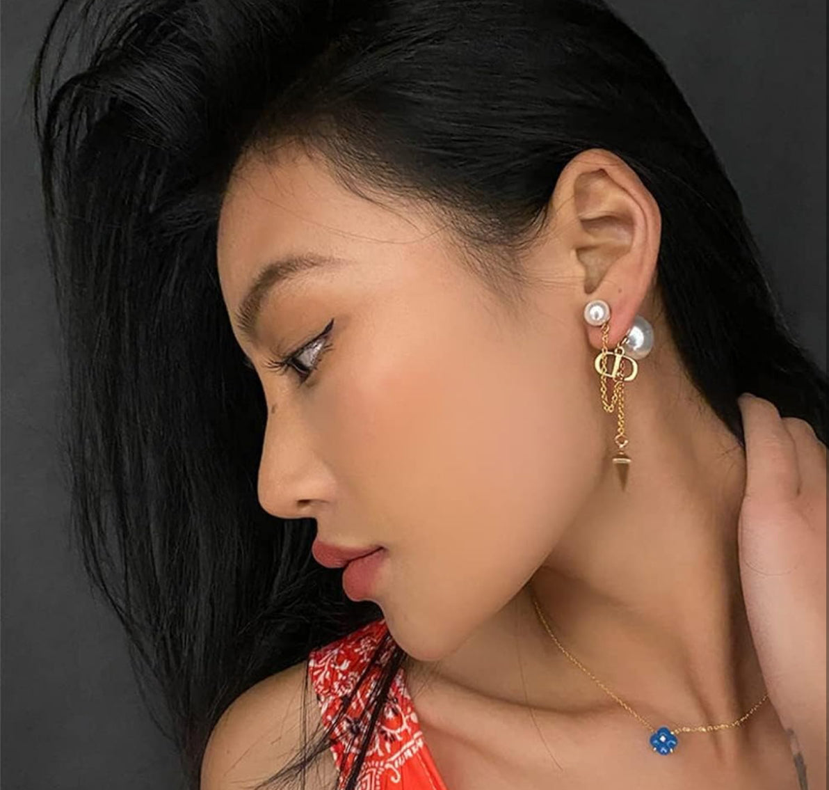 Gyöngyhöz köthető CD-logós fülbevaló lánccal