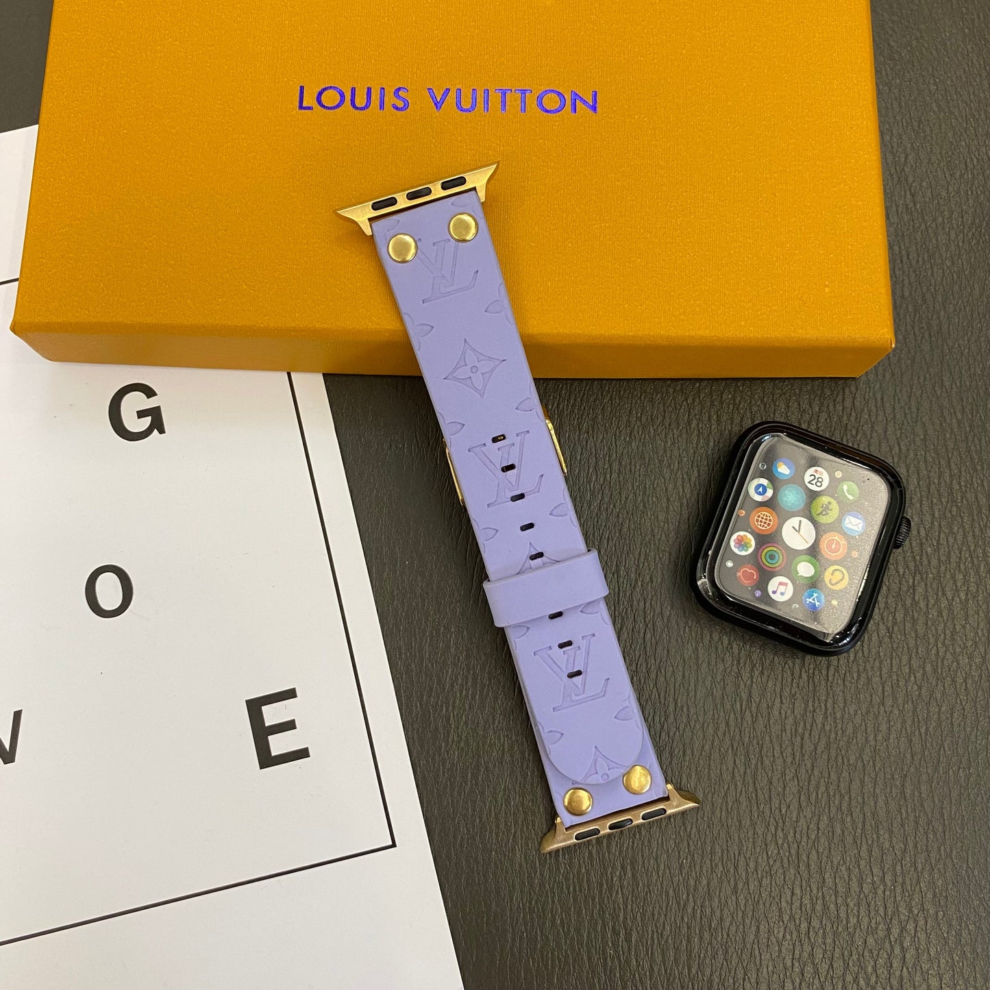 Bracelet de rechange Apple avec décoration en rivets et monogramme en relief WATCH BANDS