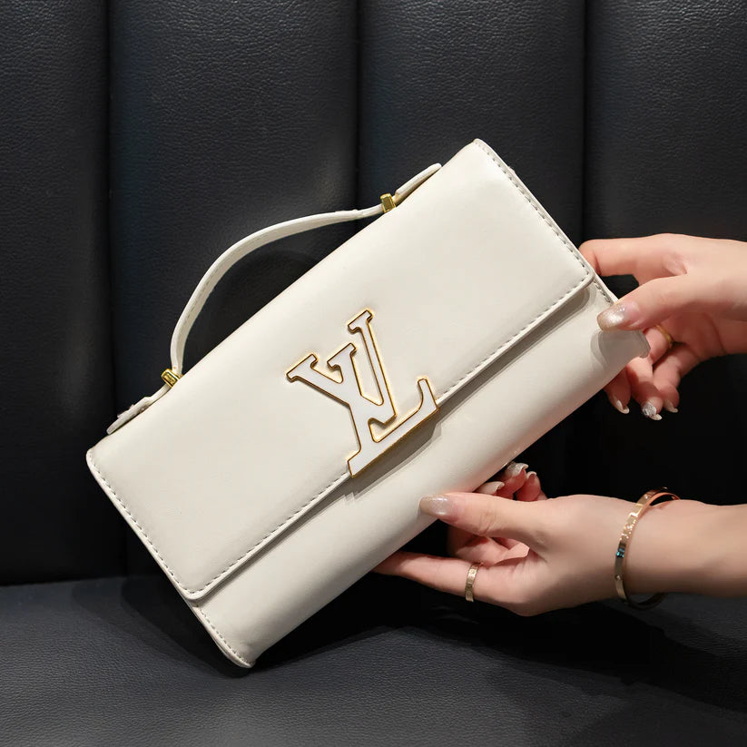 リュクスな質感のレザーハンドバッグ