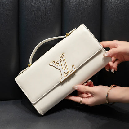 リュクスな質感のレザーハンドバッグ