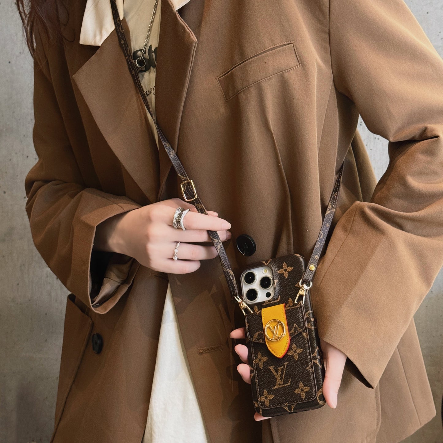 Custodia per iPhone con catena porta carte Lou