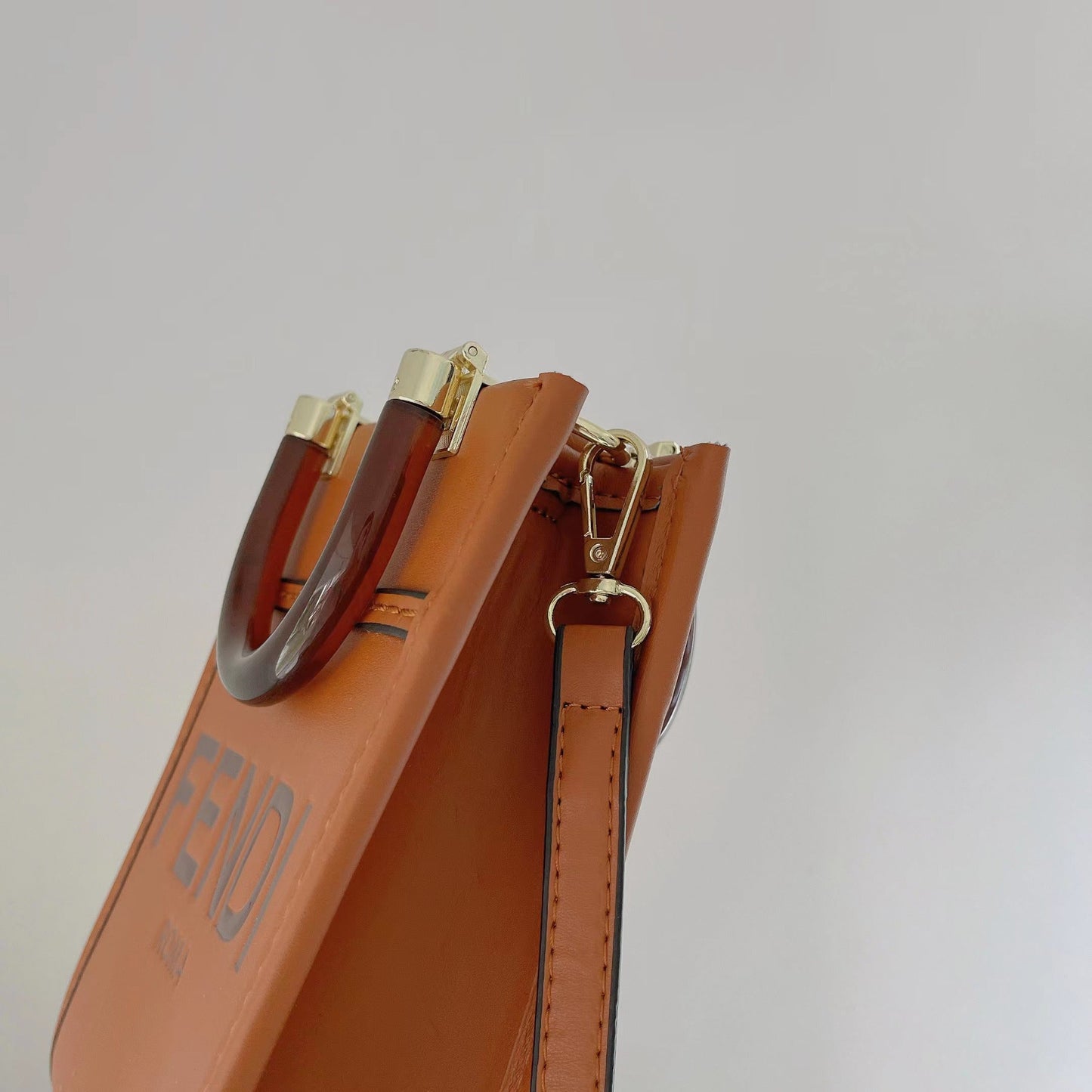 Klasszikus hordtáska Crossbody pánttal