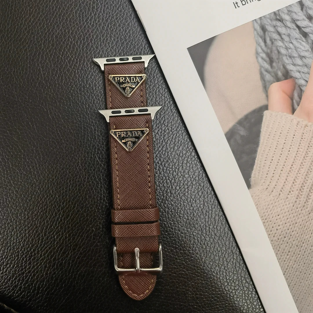 Cinturino per Apple Watch in pelle con etichetta monogramma doppio triangolo