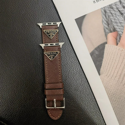 Cinturino per Apple Watch in pelle con etichetta monogramma doppio triangolo