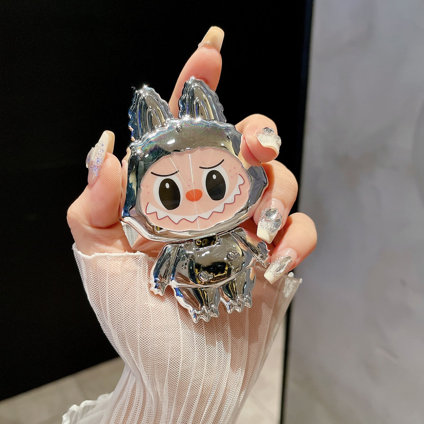 Suport pentru telefon cu oglindă rotativă în stil Labubu – drăguț, funcțional și portabil