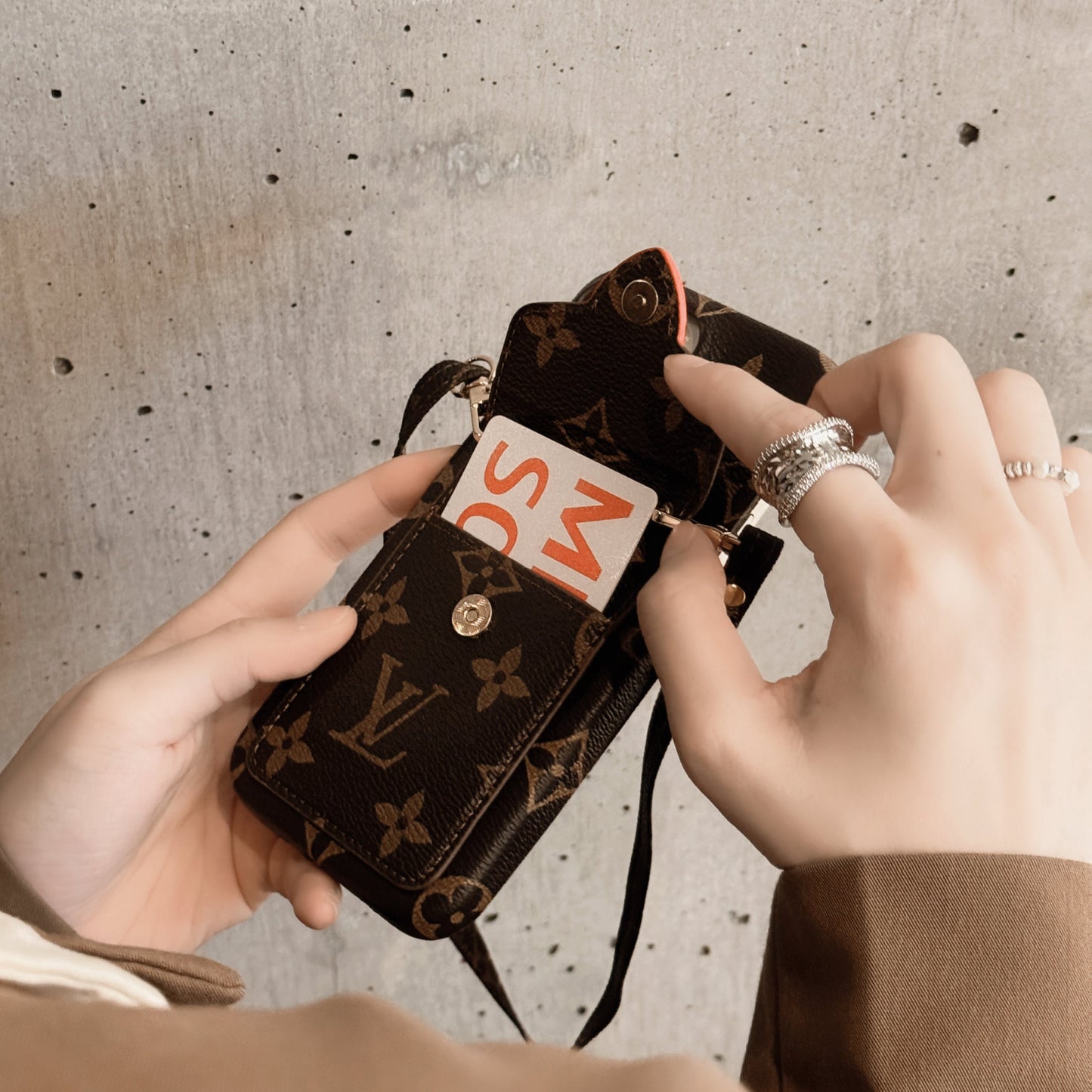 Custodia per iPhone con catena porta carte Lou